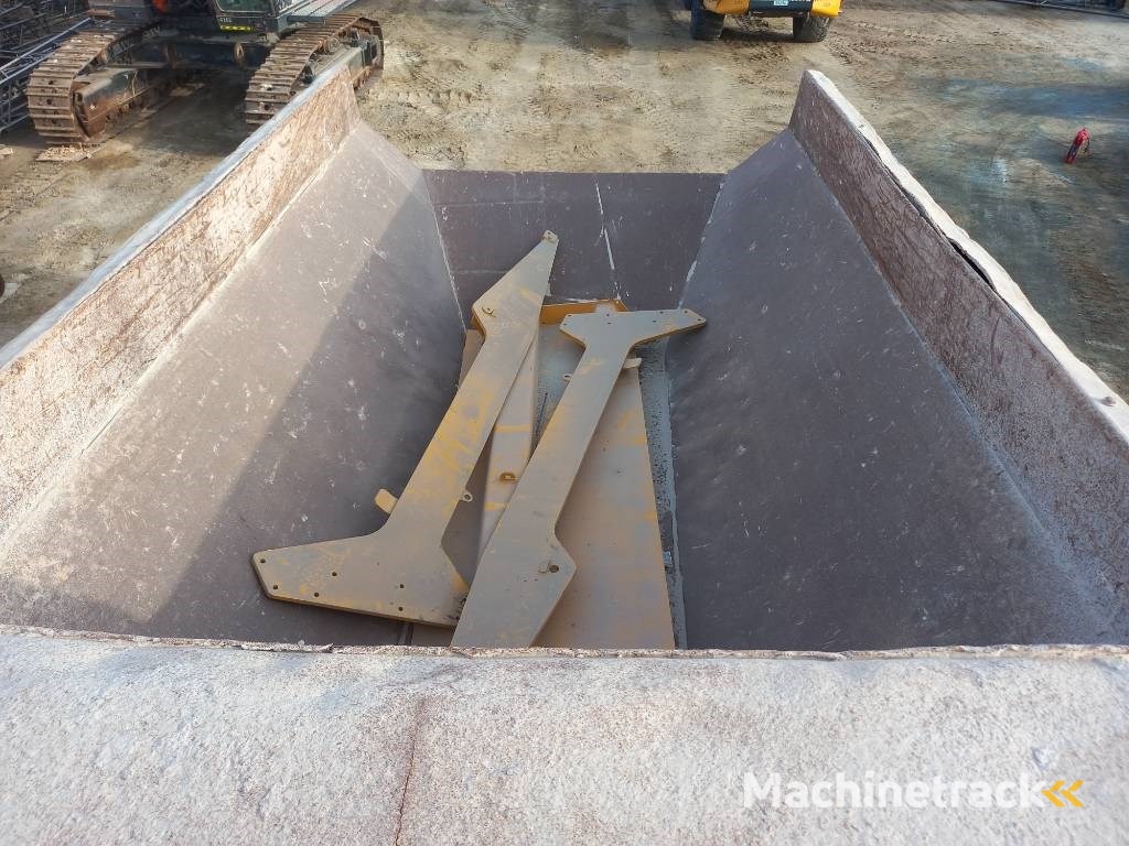 Komatsu HM400-3R (4 pcs available in Abu Dhabi)