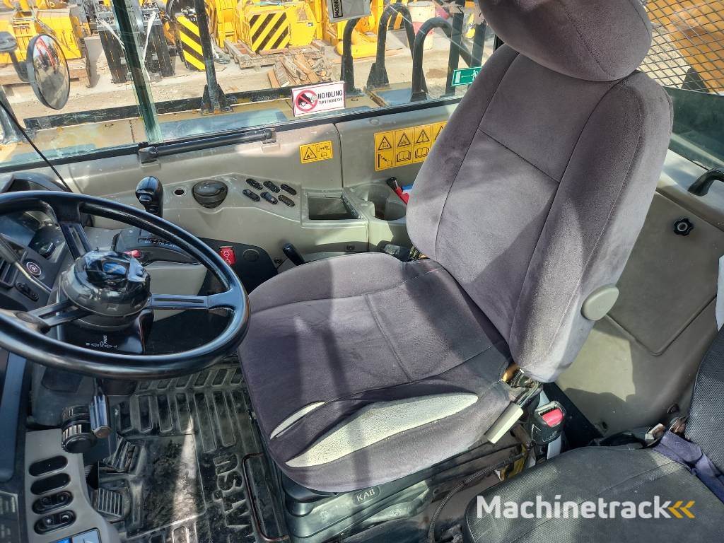 Komatsu HM400-3R (4 pcs available in Abu Dhabi)