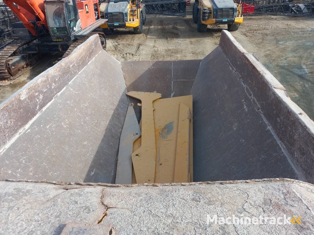 Komatsu HM400-3R (4 pcs available in Abu Dhabi)