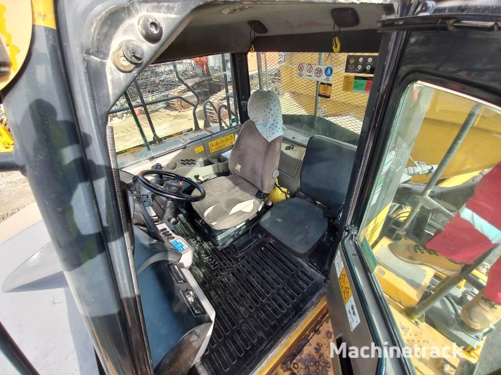 Komatsu HM400-3R (4 pcs available in Abu Dhabi)