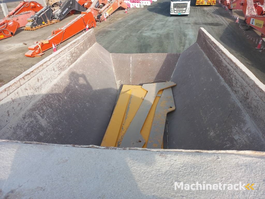 Komatsu HM400-3R (4pcs available in Abu Dhabi)