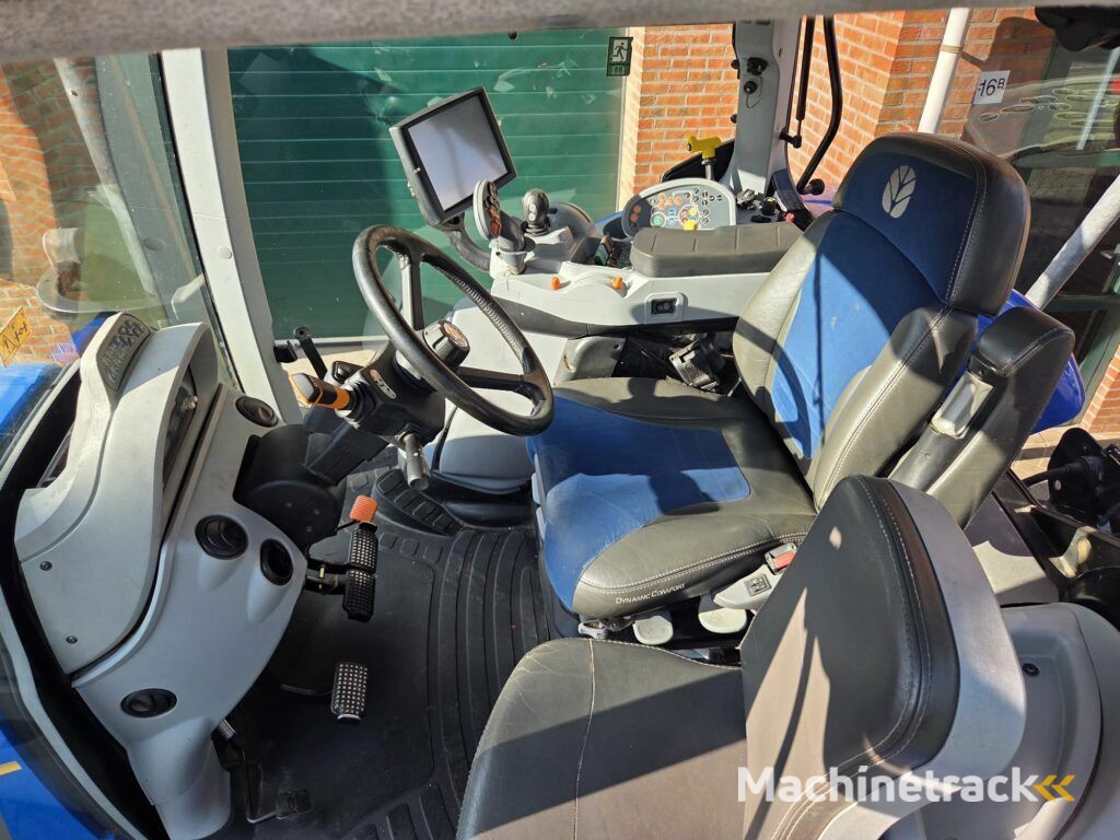 Zeer nette NEWHOLLAND T7.225 (2017) Autocommand en Fronthef