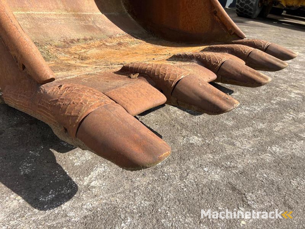 Caterpillar Caterpillar-385-bucket-with-teeth