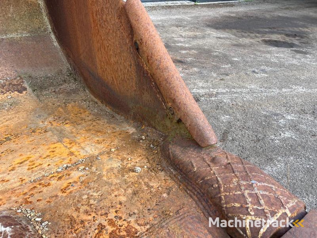 Caterpillar Caterpillar-385-bucket-with-teeth