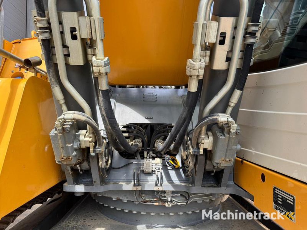 Liebherr R946