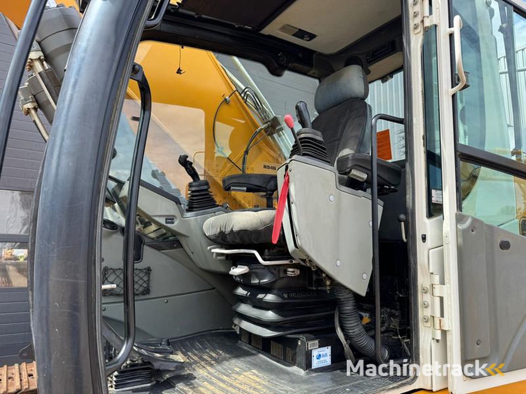 Liebherr R946