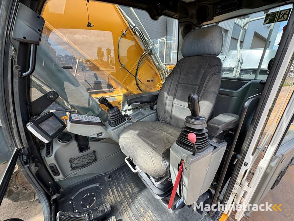 Liebherr R946