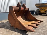 Minituur van Caterpillar Caterpillar-385-bucket-with-teeth