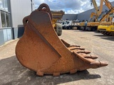 Minituur van Caterpillar Caterpillar-385-bucket-with-teeth