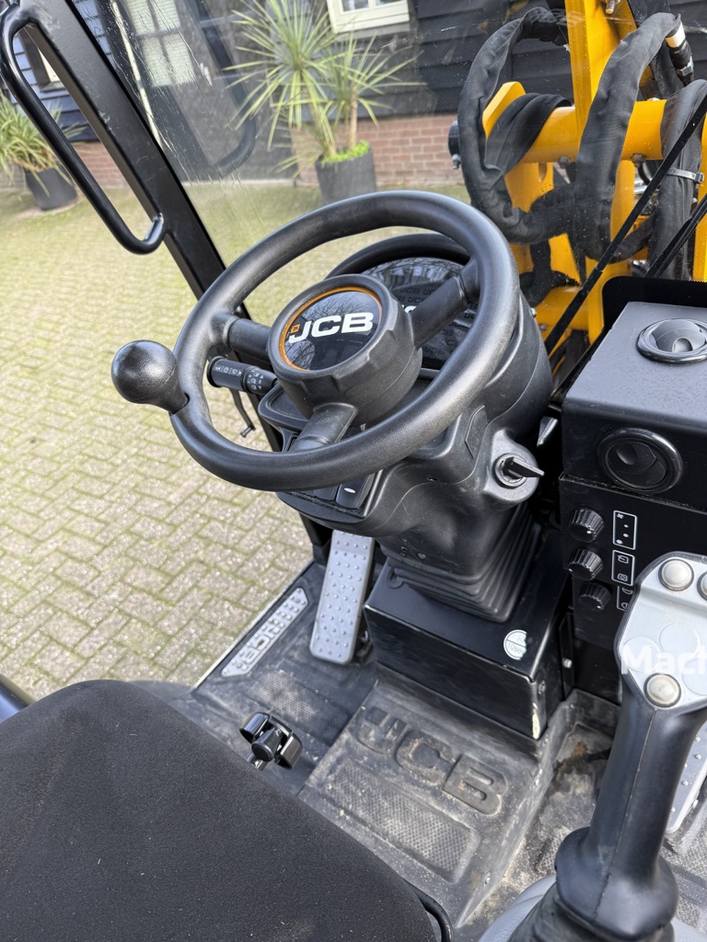 JCB 403 BJ 2024 slechts 300 uur NIEUWSTAAT !