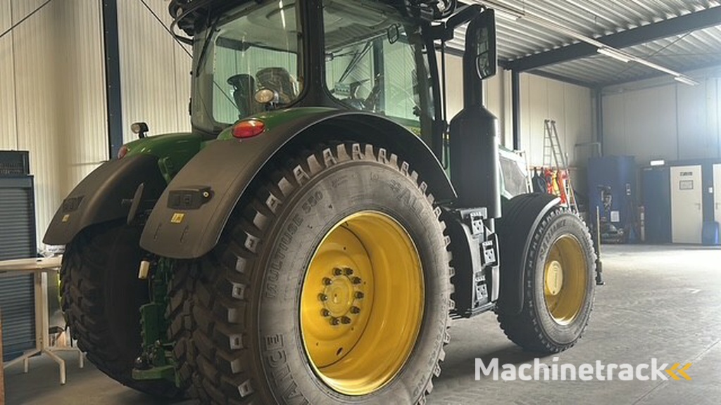 John Deere R7210