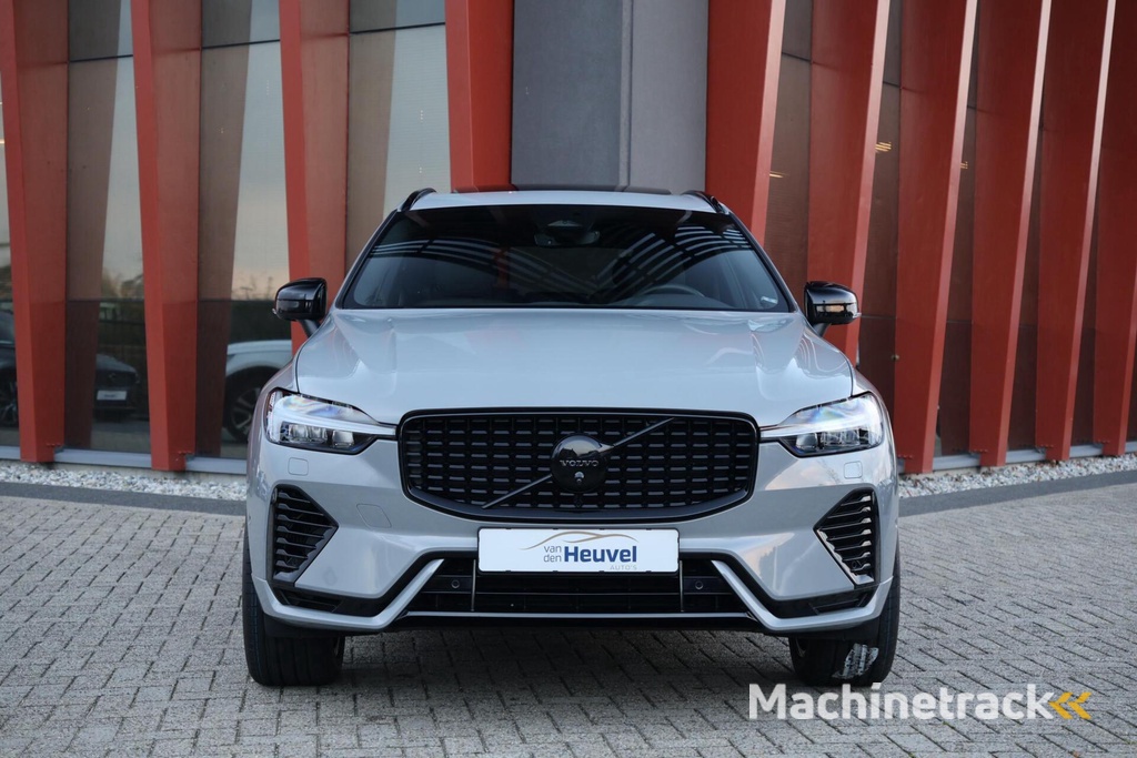 Volvo XC60 T8 Recharge AWD Ultra Dark | Longe Range | Panoramadak | Trekhaak | Stoelverwarming | Harman / Kardon | 360° Camera | Glossy Black | Keyless