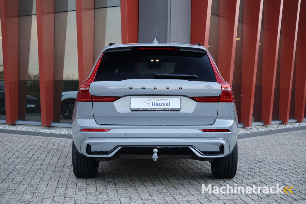 Volvo XC60 T8 Recharge AWD Ultra Dark | Longe Range | Panoramadak | Trekhaak | Stoelverwarming | Harman / Kardon | 360° Camera | Glossy Black | Keyless