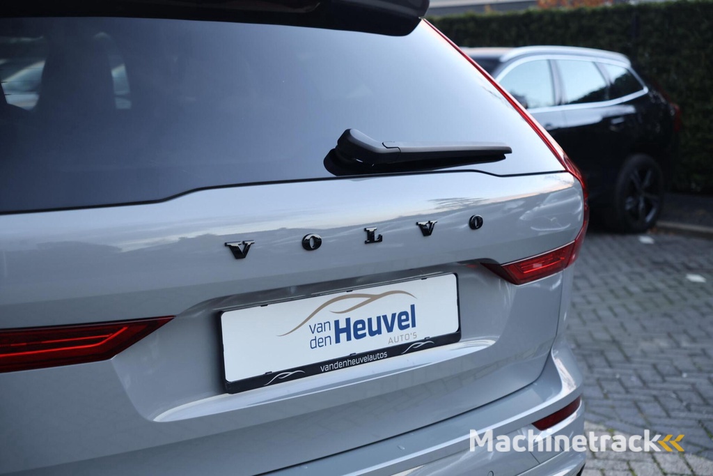 Volvo XC60 T8 Recharge AWD Ultra Dark | Longe Range | Panoramadak | Trekhaak | Stoelverwarming | Harman / Kardon | 360° Camera | Glossy Black | Keyless
