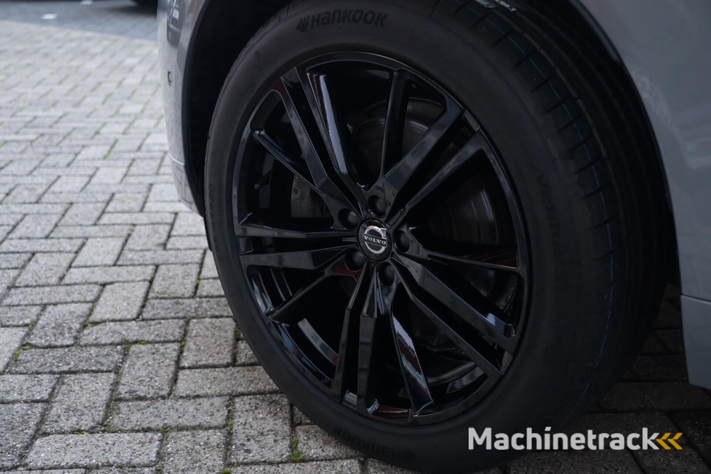 Volvo XC60 T8 Recharge AWD Ultra Dark | Longe Range | Panoramadak | Trekhaak | Stoelverwarming | Harman / Kardon | 360° Camera | Glossy Black | Keyless