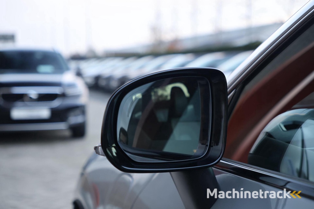 Volvo XC60 T8 Recharge AWD Ultra Dark | Longe Range | Panoramadak | Trekhaak | Stoelverwarming | Harman / Kardon | 360° Camera | Glossy Black | Keyless