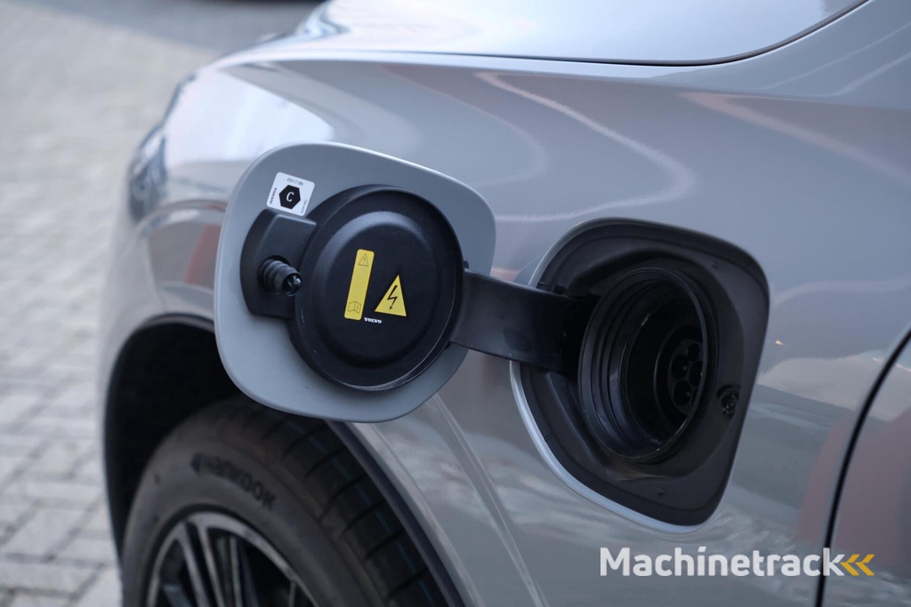 Volvo XC60 T8 Recharge AWD Ultra Dark | Longe Range | Panoramadak | Trekhaak | Stoelverwarming | Harman / Kardon | 360° Camera | Glossy Black | Keyless