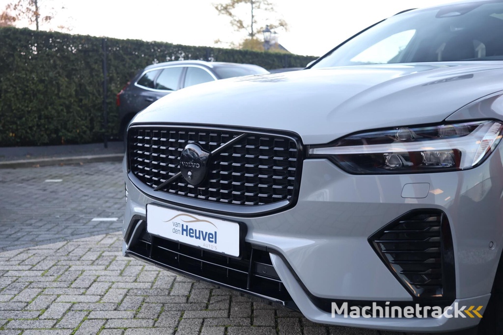 Volvo XC60 T8 Recharge AWD Ultra Dark | Longe Range | Panoramadak | Trekhaak | Stoelverwarming | Harman / Kardon | 360° Camera | Glossy Black | Keyless