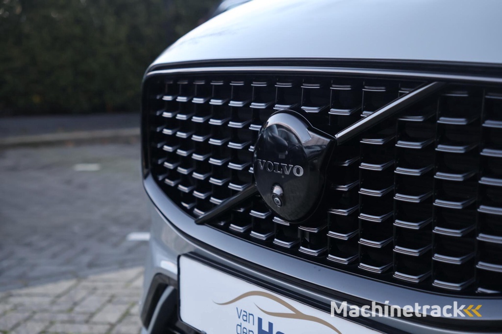Volvo XC60 T8 Recharge AWD Ultra Dark | Longe Range | Panoramadak | Trekhaak | Stoelverwarming | Harman / Kardon | 360° Camera | Glossy Black | Keyless