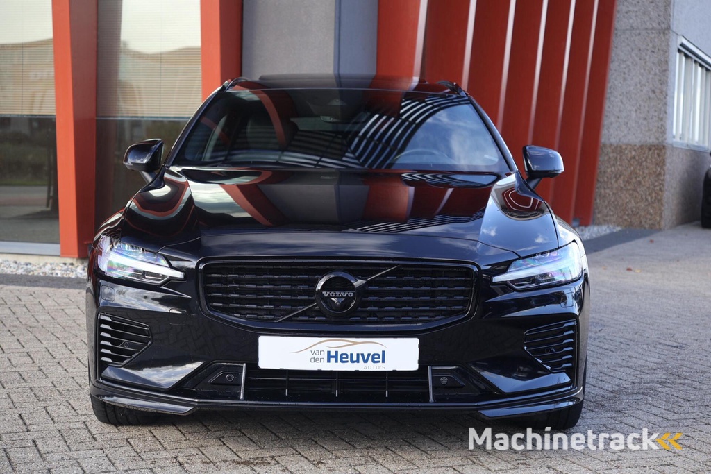 Volvo V60 T6 Recharge AWD R-Design | Panoramadak | Trekhaak | Stoelverwarming | BLIS | Pilot Assist | Harman / Kardon | Glossy Black