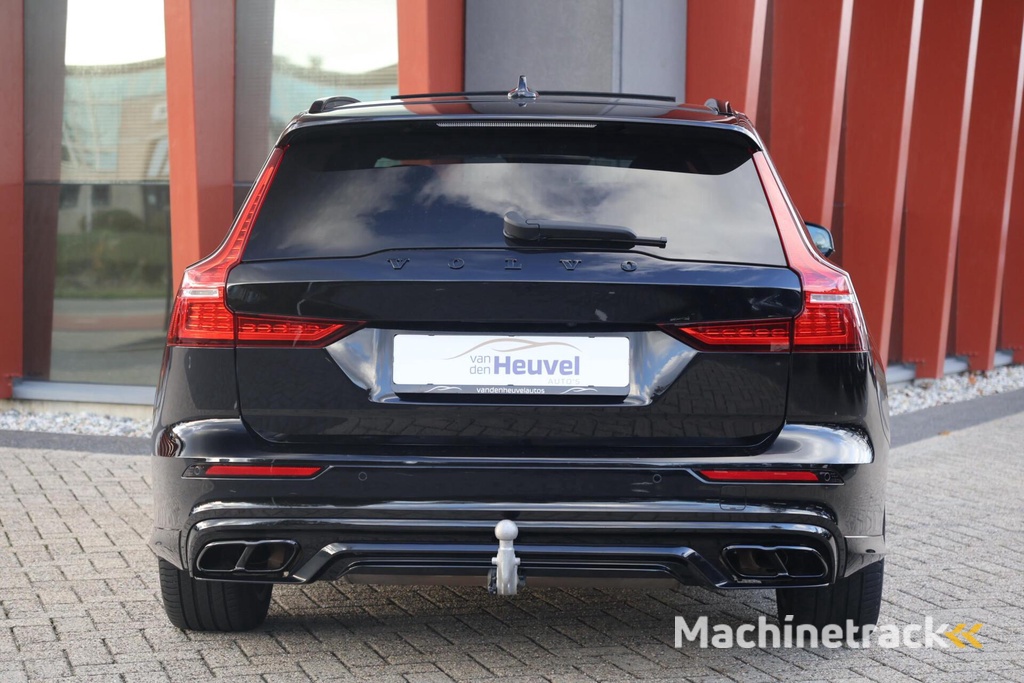 Volvo V60 T6 Recharge AWD R-Design | Panoramadak | Trekhaak | Stoelverwarming | BLIS | Pilot Assist | Harman / Kardon | Glossy Black