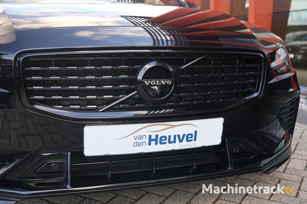 Volvo V60 T6 Recharge AWD R-Design | Panoramadak | Trekhaak | Stoelverwarming | BLIS | Pilot Assist | Harman / Kardon | Glossy Black
