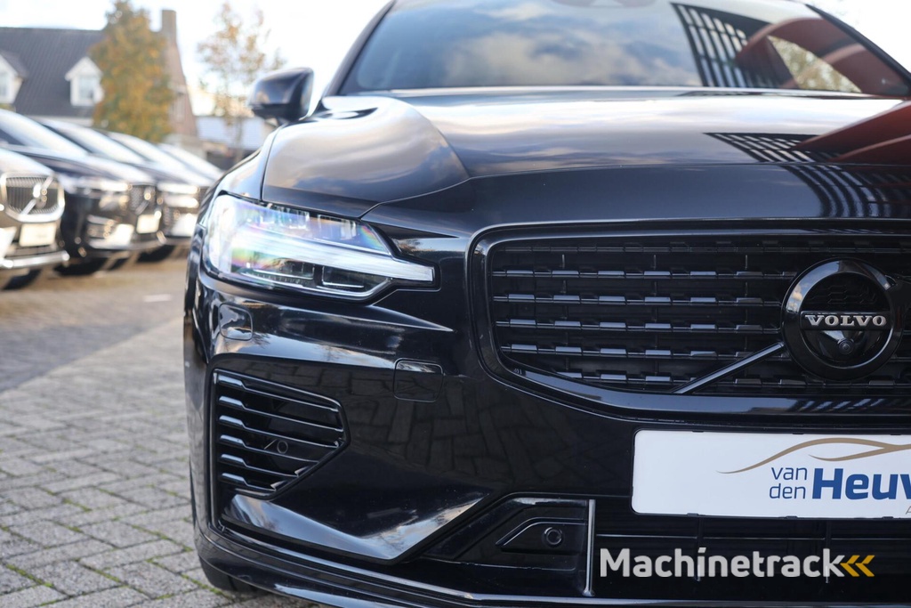 Volvo V60 T6 Recharge AWD R-Design | Panoramadak | Trekhaak | Stoelverwarming | BLIS | Pilot Assist | Harman / Kardon | Glossy Black
