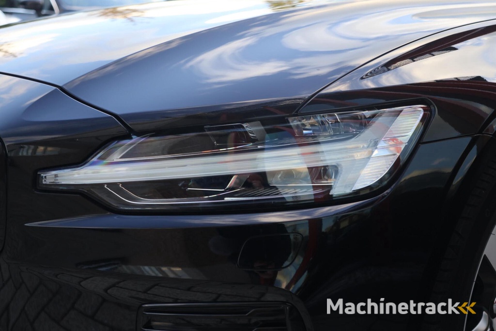 Volvo V60 T6 Recharge AWD R-Design | Panoramadak | Trekhaak | Stoelverwarming | BLIS | Pilot Assist | Harman / Kardon | Glossy Black