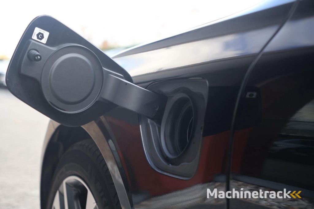 Volvo V60 T6 Recharge AWD R-Design | Panoramadak | Trekhaak | Stoelverwarming | BLIS | Pilot Assist | Harman / Kardon | Glossy Black