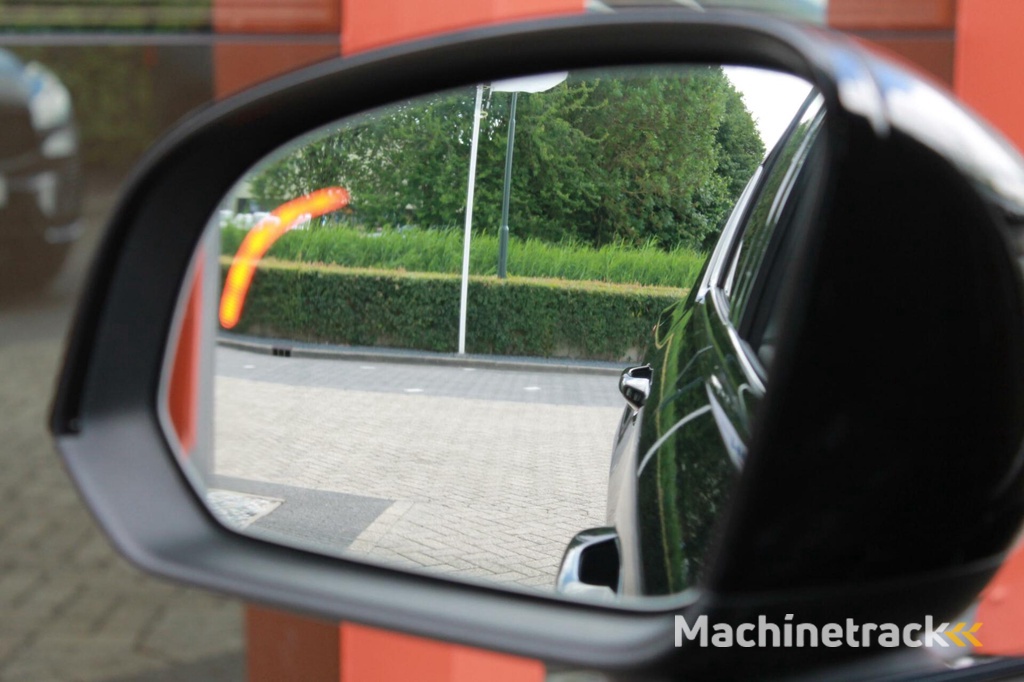 Volvo XC40 T4 Recharge R-Design | Stoelverwarming | Parkeercamera | BLIS | Pilot Assist | Electr. Stoelen | Glossy Black | Keyless