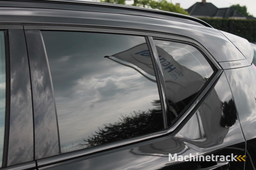 Volvo XC40 T5 Recharge R-Design | Black Edition | Parkeercamera | 19 Inch velgen | Navigatie | Glossy Black