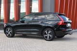 Minituur van Volvo XC60 T6 Recharge AWD R-Design | Panoramadak | Trekhaak | Harman/Kardon | Parkeercamera | Mem. Stoelen | Glossy Black